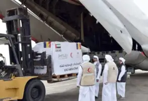 وصول طائرة مساعدات إماراتية إلى تشاد تحمل طرودا غذائية للاجئين السودانيين