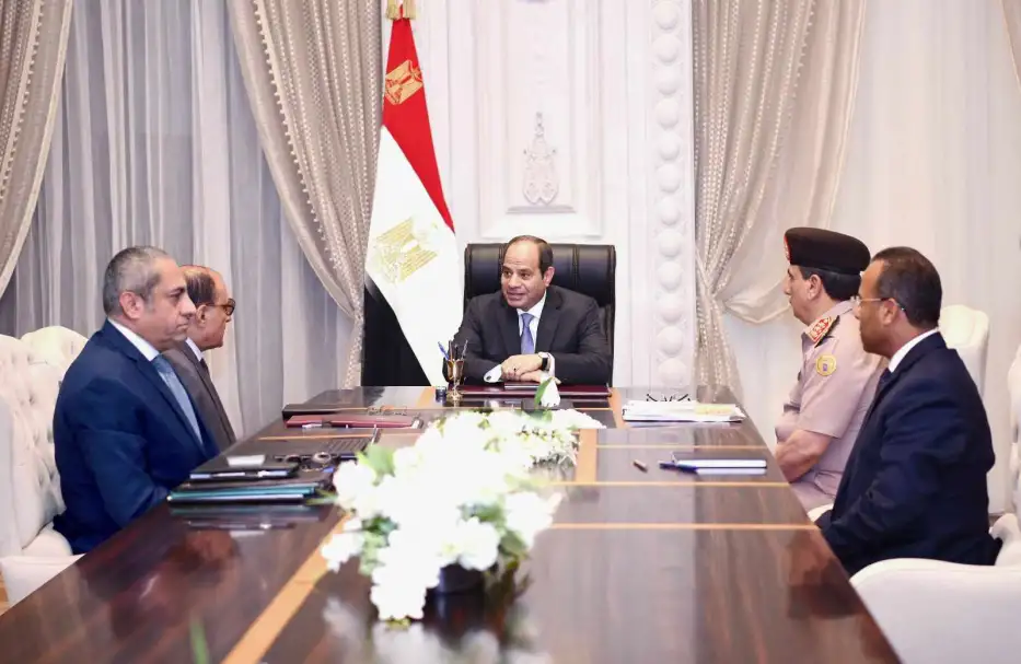 السيسي يجتمع مع عدد من المسؤولين لمتابعة الموقف التنفيذي لتطور الأعمال بالعاصمة الإدارية الجديدة