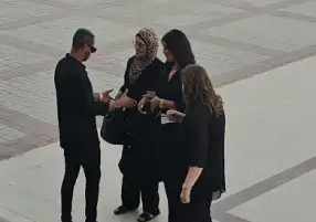 مي كساب تصل مسجد المشير طنطاوي لتلقي عزاء والدها