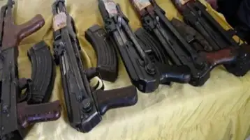 ضبط 19 متهما بحوزتهم 30 سلاحا ناريا خلال حملة في سوهاج