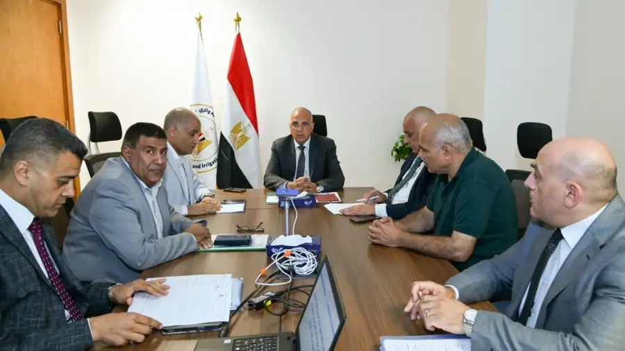 وزير الري يعقد إجتماعاً لمتابعة حالة الرى بالمنطقة والحالة الفنية لمحطة (1) بحر البقر
