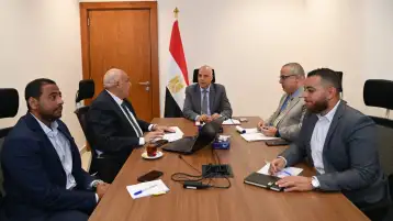 وزير الري يبحث مع قيادات الوزارة إجراءات تحسين كفاءة تشغيل محطات الرفع