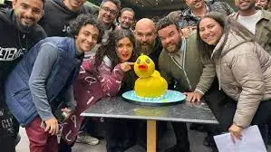 صناع فيلم «البطة الصفرا» يهدون الجمهور ألعابا على شكل بطة