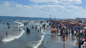محافظ دمياط: زحام شديد برأس البر وإنقاذ 66 من الغرق وإعادة 208 أطفال تائهين