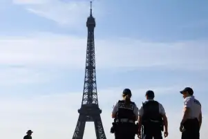 تعرف على حقيقة إخلاء برج إيفل في باريس بعد إنذار بقنبلة
