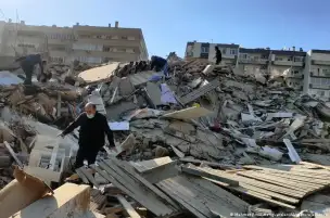 موجة حر تضرب الأشخاص في ملاجئ الطوارئ بمنطقة الزلزال في تركيا
