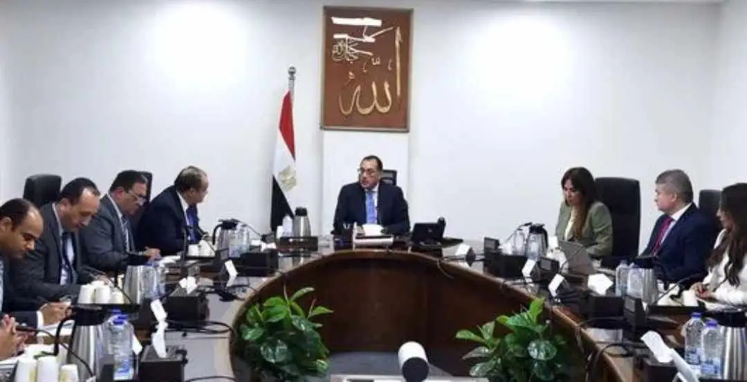 رئيس الوزراء يتابع موقف المجمعات الصناعية على مستوى الجمهورية