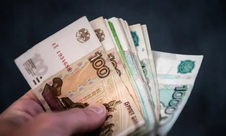 الزيادة الطارئة لسعر الفائدة تفشل في وقف تدهور الروبل الروسي
