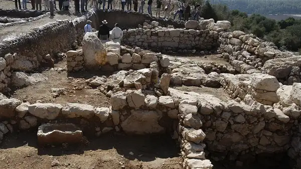 علماء الآثار في إسرائيل يكتشفون بوابة مدينة عمرها 5500 عام