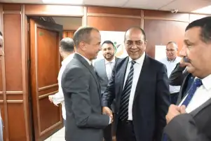في أول يوم عمل.. رئيس تجارية الجيزة يلتقي العاملين بالغرفة للاستماع إلى مطالبهم