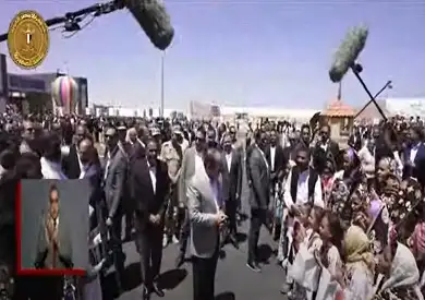 فيديو.. فتيات يرحبن بزيارة السيسي لمدينة السلوم: شرفتوا نورتوا أرض الطيبين