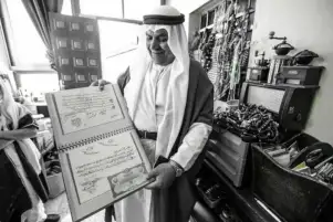 عوني الظاهر.. مدرس كيمياء متقاعد نصّب نفسه حارسا للتراث الفلسطيني