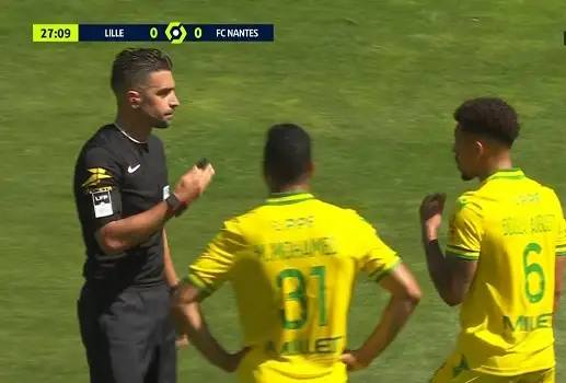 مصطفى محمد ينفعل على زميله في مباراة نانت وليل والحكم يتدخل
