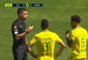 مصطفى محمد ينفعل على زميله في مباراة نانت وليل والحكم يتدخل