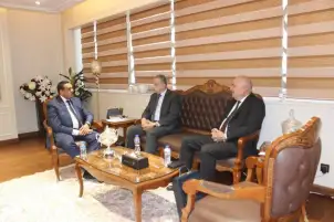 وزير التنمية المحلية يتابع مع محافظي سوهاج وقنا المشروعات الخدمية بقرى حياة كريمة