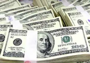 الدولار يتراجع عالميا عن أعلى مستوى في شهرين