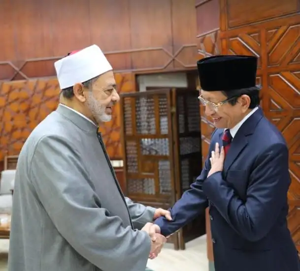 شيخ الأزهر ورئيس جامعة علوم القرآن بجاكرتا يبحثان سبل دعم الأزهر الدعوي للأئمة