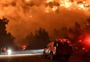 رجال الإطفاء في اليونان يواصلون جهودهم للسيطرة على العديد من حرائق الغابات