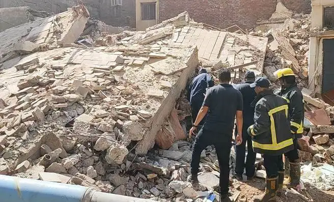 وفد من النيابة الإدارية يتفقد موقع انهيار عقار الإسماعيلية