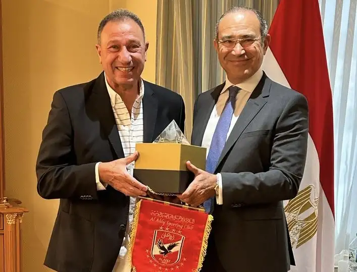 الخطيب يشكر سفير مصر بألمانيا.. ويهديه درع وعلم الأهلي