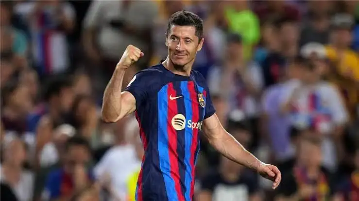 ليفاندوفسكي ينقذ برشلونة من فخ أوساسونا بالدوري الإسباني