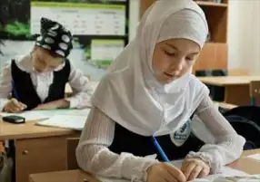 فرنسا تحظر ارتداء الطالبات المسلمات للعباءات في المدارس الحكومية