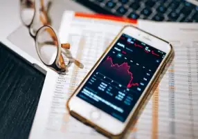 تداول الأسهم في أوقات الأزمات: هل الآن هو الوقت المناسب؟