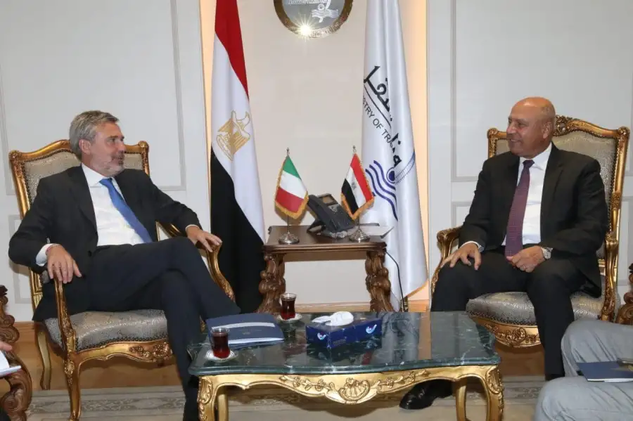 وزير النقل يبحث مع سفير إيطاليا مستجدات مشروع التذكرة الموحدة وكارت النقل الذكي