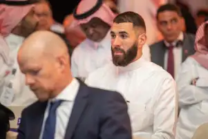 بنزيما بالزي العربي: «هذا مكاني»