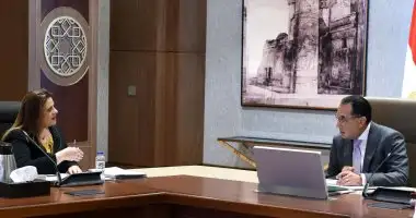 رئيس الوزراء يتابع مع وزيرة الهجرة عددا من التيسيرات والمُحفزات المقدمة للمصريين بالخارج