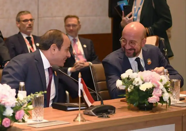 الرئيس السيسي يجري حوارا جانبيا مع رئيس المجلس الأوروبي على هامش القمة الأفريقية الأوروبية