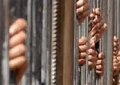 حبس 8 متهمين بتهمة حيازة أسلحة نارية بأكتوبر