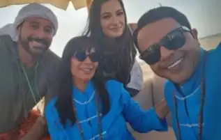 منى زكي تشارك الجمهور صورتها مع هنيدي وأحمد السعدني وتارا عماد من كواليس «الجواهرجي»