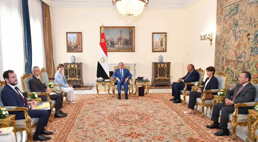 السيسي: مصر تولي أهمية لتعزيز التعاون مع فرنسا خاصة بمجالات نقل الخبرات والتكنولوجيا والتصنيع المشترك