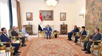 السيسي: مصر تولي أهمية لتعزيز التعاون مع فرنسا خاصة بمجالات نقل الخبرات والتكنولوجيا والتصنيع المشترك