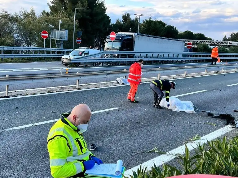 مقتل شخصين وإصابة 18 في اصطدام شاحنة وحافلة تحمل مهاجرين في إيطاليا