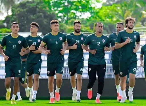 بعثة الزمالك في تنزانيا تهدي السفير المصري درع القلعة البيضاء
