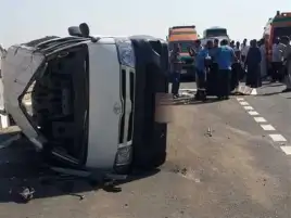 إصابة 10 أشخاص إثر انقلاب ميكروباص بطريق أبو سمبل في أسوان