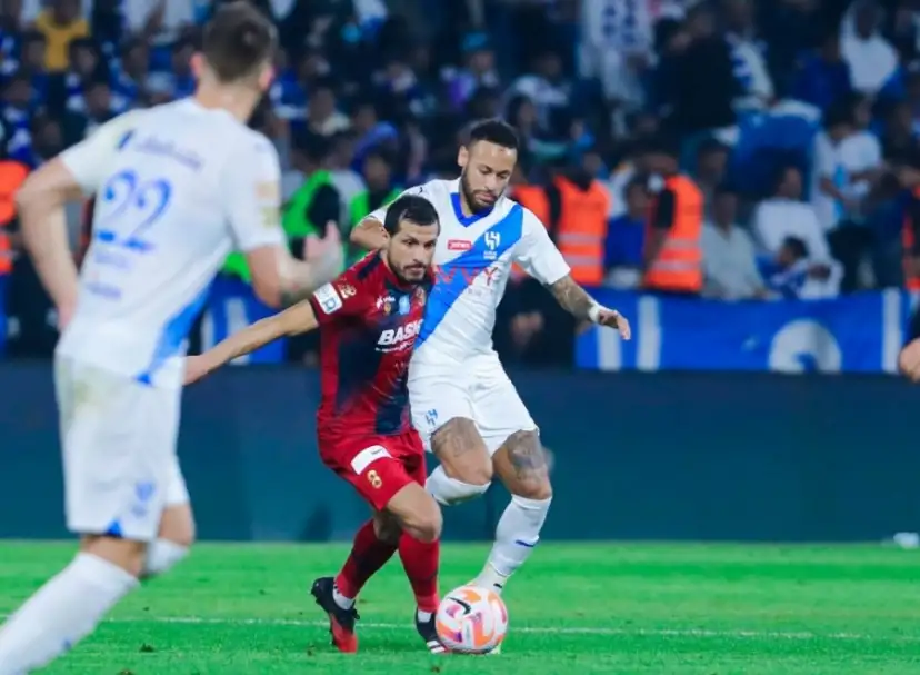 طارق حامد يشارك في تعادل ضمك مع الهلال بالدوري السعودي