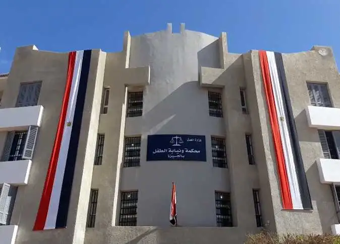 التحقيق مع صبي شوه وجه صديقه بزجاجة في الجيزة