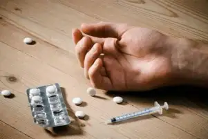 وفاة شابين إثر تناولهما جرعة زائدة من المخدرات بالجيزة