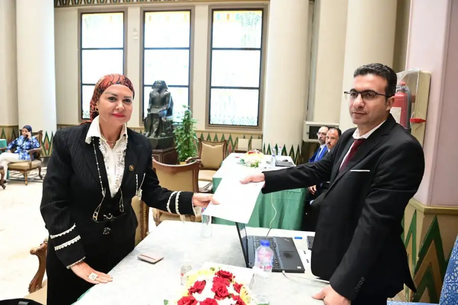 النائبة أمل سلامة توقع على نموذج تزكية ترشح الرئيس عبد الفتاح السيسى للانتخابات الرئاسية