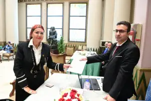 النائبة أمل سلامة توقع على نموذج تزكية ترشح الرئيس عبد الفتاح السيسى للانتخابات الرئاسية