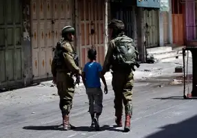 قوات الاحتلال تعتقل 9 أطفال فلسطينيين جنوبي الضفة الغربية