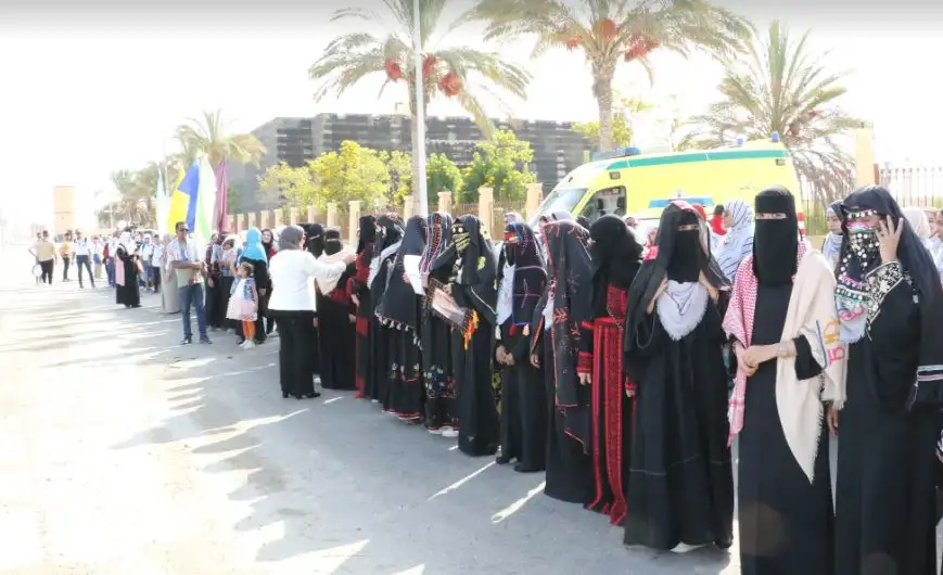 ذكرى انتصارات أكتوبر.. فتيات ملتقى أهل مصر يشاركن في وضع إكليل الزهور على قبر الجندي المجهول بالعريش