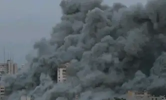 طائرات الاحتلال تدمر برج فلسطين في قطاع غزة