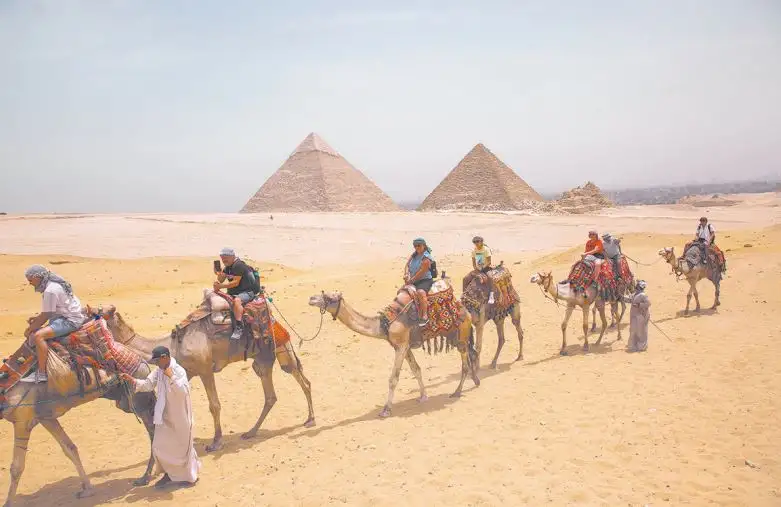 مستثمرون يطالبون بحلول جذرية لمشاكل السائحين بمنطقة الأهرامات