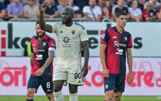 روما يكتسح كالياري برباعية في الدوري الإيطالي