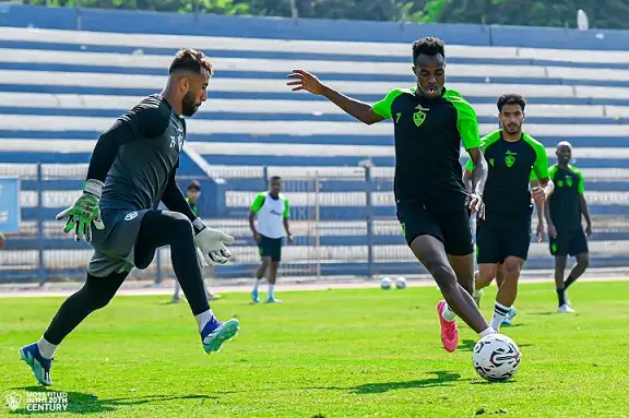 ابتسامة شيكابالا وتعليمات أوسوريو ضمن أبرز صور استعدادات الزمالك لمواجهة سموحة