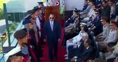الرئيس السيسي يحيي حضور حفل تخرج طلبة الكليات والمعاهد العسكرية